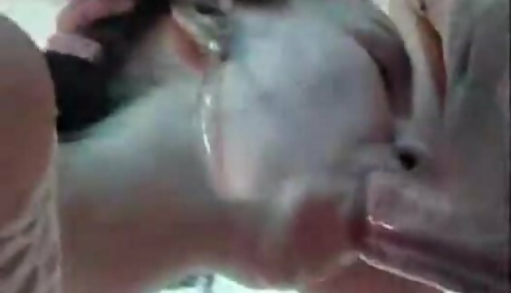 Mamma e figlia invitano un estraneo per fare sesso