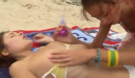 Sesso lesbo tra due amiche sulla spiaggia.