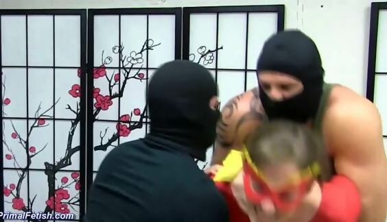 Sadomaso porno con l'eroina violentata