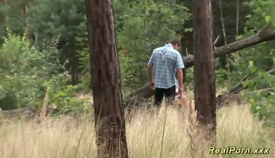 Ragazza nel bosco scopa un uomo