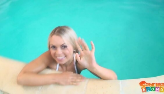 Filmati porno in piscina con la sexy bionda