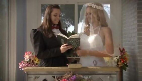 Porno lesbo con la sposa che se la fa leccare