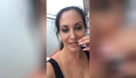 Ava Addams tira fuori le sue belle tette grosse